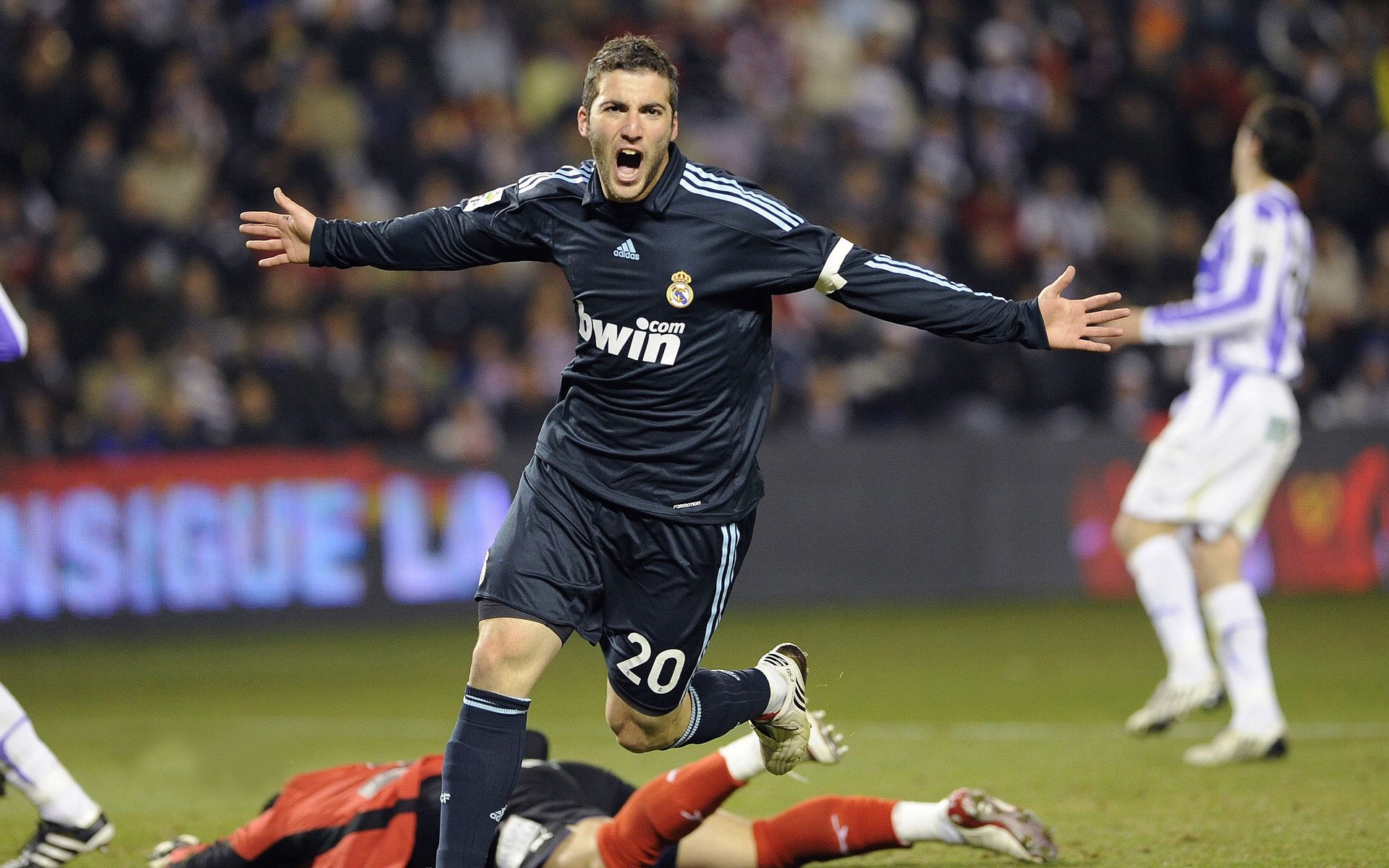 综合格斗赛场焦点！阿根廷队对阵葡萄牙队，豪门翻车，赛后引发巨大争议